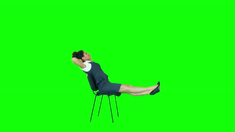 Attraktive-Frau-Sitzt-Auf-Einem-Stuhl-Mit-Hochgelegten-Beinen-Und-Den-Händen-Hinter-Dem-Kopf