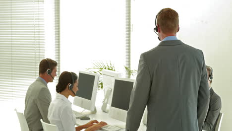 Equipo-De-Negocios-Trabajando-En-Call-Center-