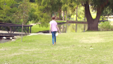 Niña-Feliz-Caminando-Sobre-La-Hierba