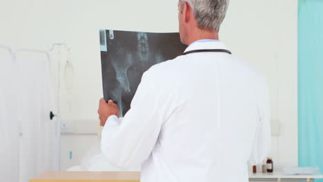 Tragen-Sie-Die-Ansicht-Eines-Arztes,-Der-Ein-Röntgenbild-Betrachtet