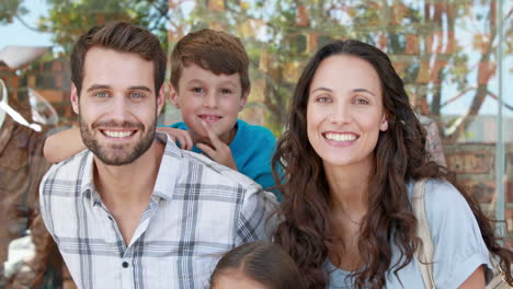 Glückliche-Familie-Im-Einkaufszentrum