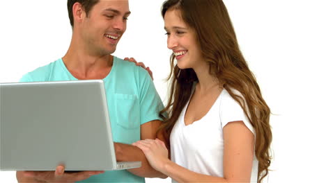 Pareja-Sonriente-Usando-Laptop