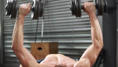 Hombre-Sin-Camisa-En-Forma-Levantando-Pesas