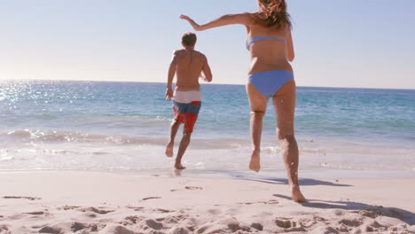 Pareja-Feliz-Divirtiéndose-En-La-Playa