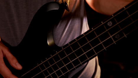 Nahaufnahme-Eines-Mannes,-Der-Bass-Spielt