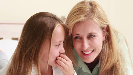 Madre-E-Hija-Hablando-Juntas