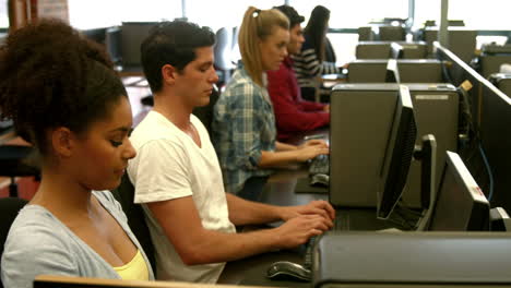 Estudiantes-Trabajando-En-La-Sala-De-Computadoras