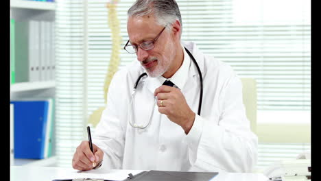 Portrait-of-a-serious-doctor-working-on-his-desk