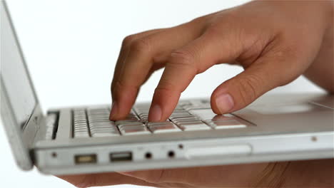 Männliche-Hand-Tippt-Auf-Laptop-Tastatur