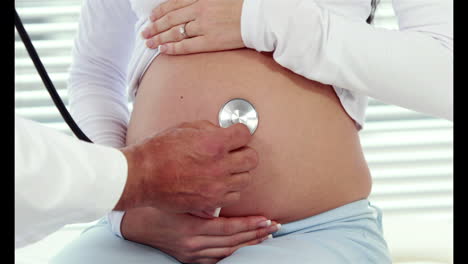 Mujer-Embarazada-Sonriente-Consultando-Al-Médico