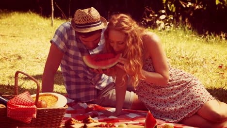 Junges-Paar-Beim-Picknick,-Das-Wassermelone-Isst