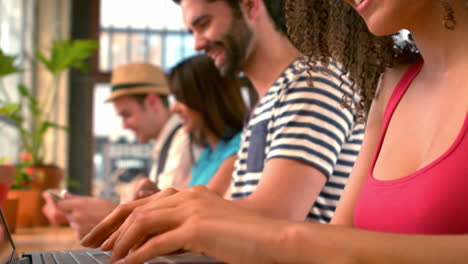 Hipster-Benutzen-Ihre-Laptops-Im-Café