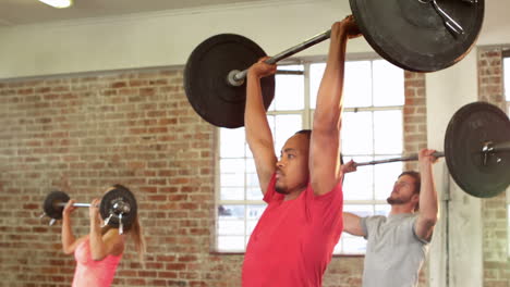 Colocar-Personas-Levantando-Pesas-En-El-Gimnasio.