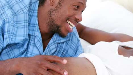 Glücklicher-Ehemann-Hört-Seiner-Schwangeren-Frau-Den-Bauch
