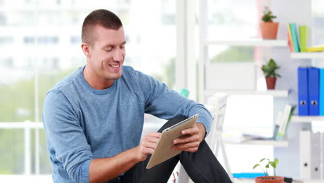 Hombre-De-Negocios-Casual-Sonriente-Usando-Su-Tableta