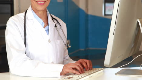 Female-doctor-using-computer