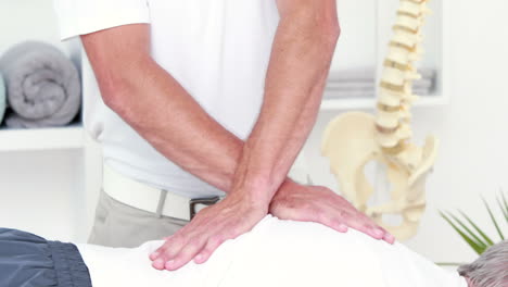 Physiotherapeut-Macht-Seinem-Patienten-Eine-Rückenmassage