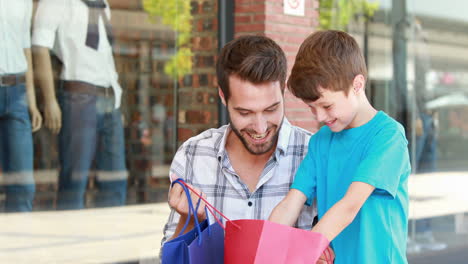 Padre-E-Hijo-Mirando-En-Una-Bolsa-De-Compras