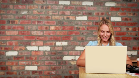 Editor-De-Fotos-Trabajando-En-El-Escritorio-Usando-Una-Computadora-Portátil