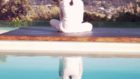 Ruhige-Frau-Macht-Yoga-Am-Pool