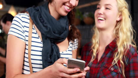 Amigos-Sonrientes-Usando-Un-Teléfono-Inteligente-