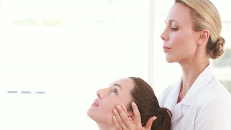Physiotherapeutin-Macht-Kopfmassage-Für-Ihre-Patientin