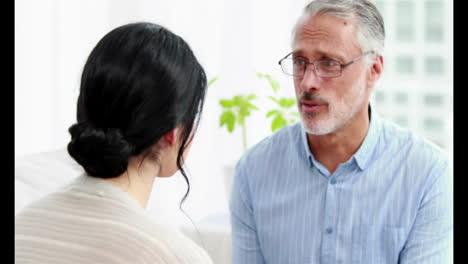 Pregnant-smiling-woman-consulting-doctor