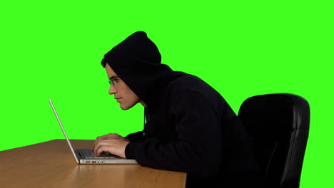 Hacker-Escribiendo-En-Su-Escritorio