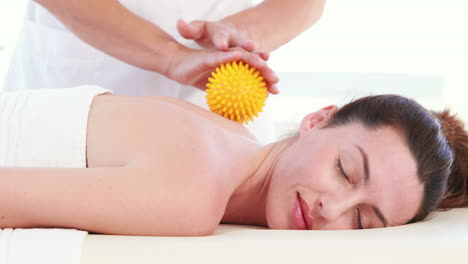 Woan-having-back-massage-with-massage-ball