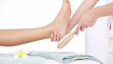 Fußpflegerin-Reinigt-Die-Füße-Einer-Frau