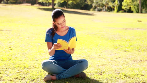 Woman-reading-book-in-the-park