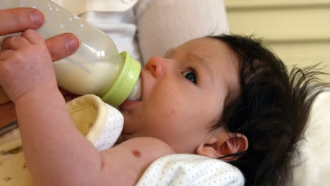 Bebé-Bebiendo-De-Una-Botella-De-Leche