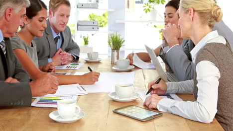 Geschäftsleute-Arbeiten-Während-Eines-Treffens-Zusammen
