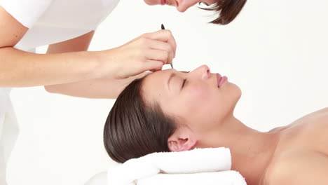 Woman-getting-her-eyebrows-shaped