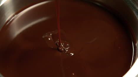 Chocolate-Derritiéndose-En-Una-Cacerola