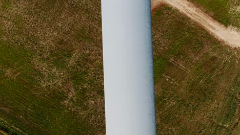 Pala-De-Hélice-De-Turbina-Eólica-Con-Primer-Plano-De-Inspección-Aérea-De-Drones-Y-Fondo-De-Hierba