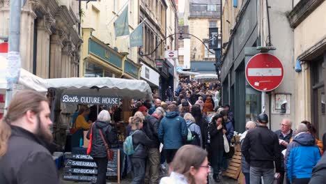 Enge-Gassen-Voller-Menschenmassen,-Die-An-Den-Ständen-Lokaler-Unabhängiger-Anbieter-Auf-Dem-Beliebten-Frome-Farmers-Market-In-Somerset,-England,-Einkaufen