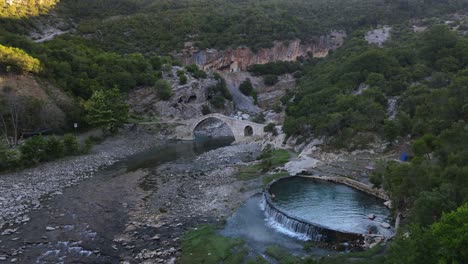 Menschen-Baden-In-Einem-Natürlichen-Thermalbad