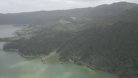 Üppige-Grüne-Berge-Und-Ein-Ruhiger-See-Unter-Einem-Bewölkten-Himmel-In-Sete-Cidades,-Portugal