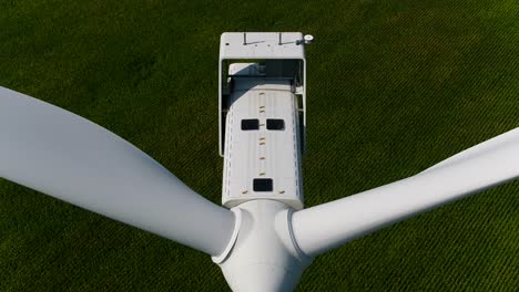 Turbina-Eólica-Ascendente-Drone-Con-Palas-De-Hélice-Inmóviles-Y-Caja-De-Góndola-Que-Cubre-La-Caja-De-Cambios