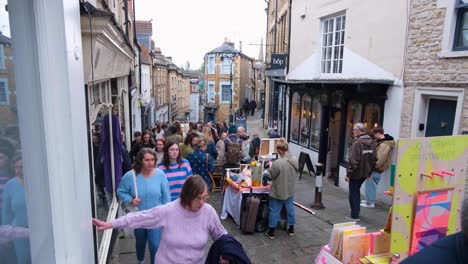 Menschen-Besuchen-Und-Kaufen-Auf-Dem-Bauernmarkt-Von-Frome-Ein,-Mit-Ständen-Lokaler-Unabhängiger-Anbieter,-Die-Kunsthandwerk-In-Somerset,-England,-Verkaufen