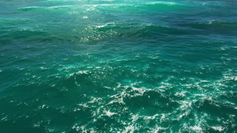 Una-Escena-Impresionante-Del-Mar-Azul-Celeste-Fusionándose-Perfectamente-Con-Un-Cielo-Deslumbrante-Adornado-Con-Nubes-Suaves-Y-Onduladas