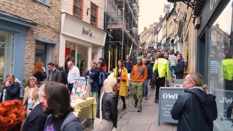 Escénicas-Calles-Estrechas-Llenas-De-Tiendas-Minoristas-Llenas-De-Gente-Que-Visita-El-Mercado-De-Agricultores-De-Frome-En-Somerset,-Inglaterra