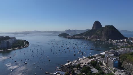 Luftaufnahme-Einer-Drohne-Aus-Rio-De-Janeiro,-Brasilien,-Südamerikanische-Stadt,-Christusstatue-Auf-Dem-Gipfel-Des-Corcovado-Und-Dem-Zuckerhut,-Copacabana