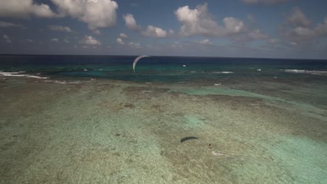 Un-Kitesurfista-Se-Desliza-Por-Las-Cristalinas-Aguas-Azules-De-Los-Roques-Bajo-Un-Cielo-Brillante