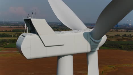 Turbinas-Eólicas-Con-Una-Inspección-Aérea-Panorámica-De-Cerca-Con-Tierras-De-Cultivo-En-El-Fondo