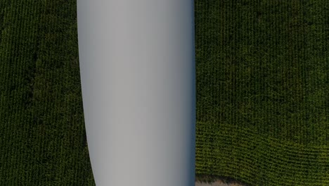 Primer-Plano-De-La-Torre-De-Turbina-Eólica-Con-Drones-Aéreos-Para-Inspección