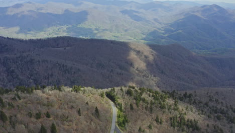 Car-driving-down-Blue-Ridge-Parkway-in-vast-Appalachian-Mountain-Range