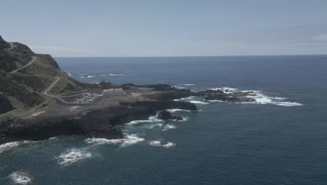 Coastal-landscape-with-cliffs-and-ocean-waves-in-Ponta-da-Ferraria,-Azores