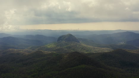 Vista-De-Drones-De-La-Roca-De-Cristal-En-Las-Montañas-Blue-Ridge-A-La-Luz-De-La-Mañana